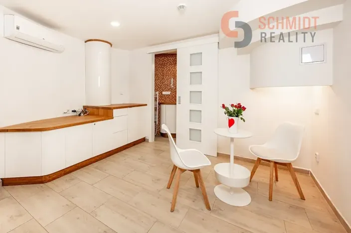 Pronájem kanceláře, Mikulov, Náměstí, 19 m2