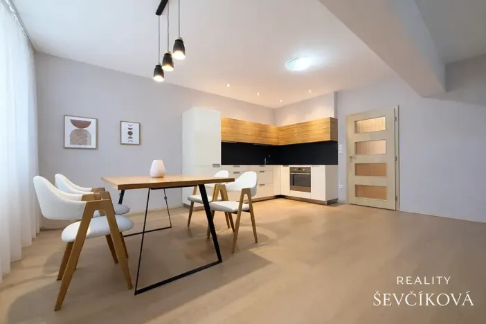 Pronájem bytu 3+kk, Hradec Králové, Gočárova třída, 76 m2