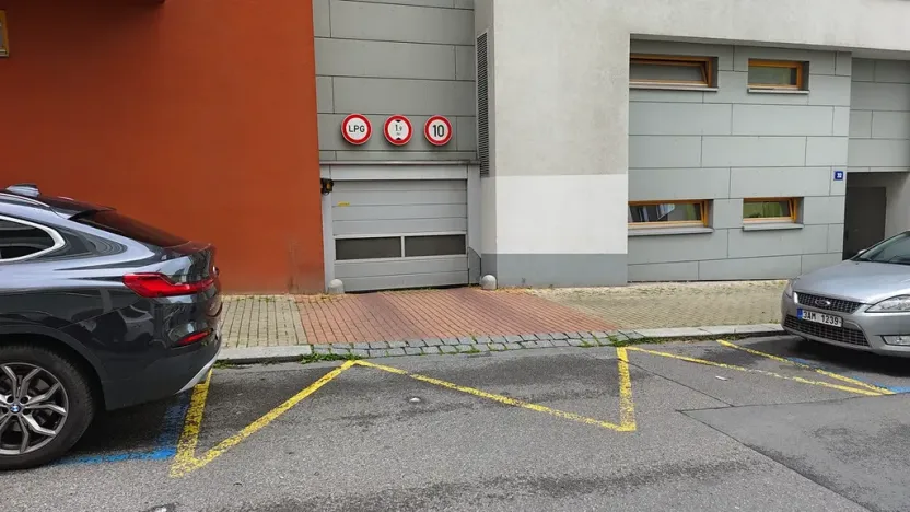 Pronájem garáže, Praha - Žižkov, Jeseniova, 13 m2