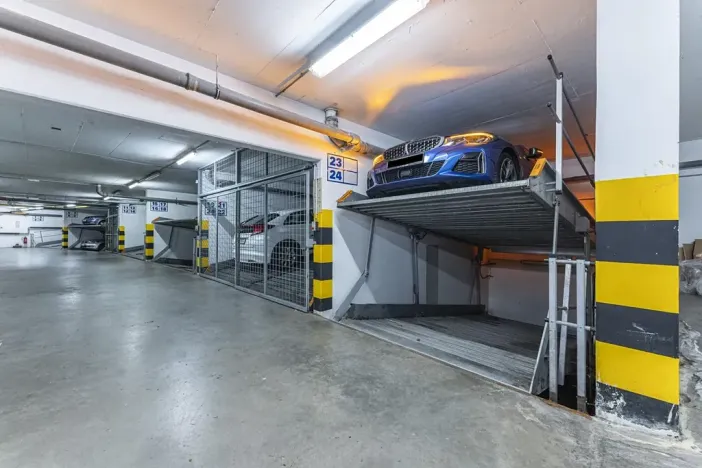 Pronájem garážového stání, Praha - Vyšehrad, Neklanova, 11 m2