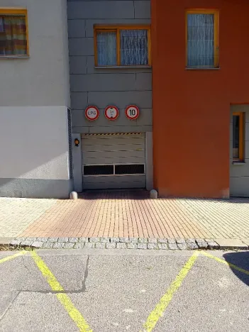 Pronájem garážového stání, Praha - Žižkov, Jeseniova, 14 m2