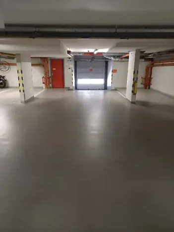 Pronájem garážového stání, Praha - Žižkov, Jeseniova, 14 m2