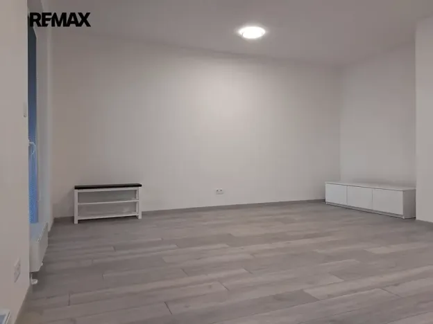 Pronájem bytu 1+kk, Praha - Modřany, Zlochova, 49 m2