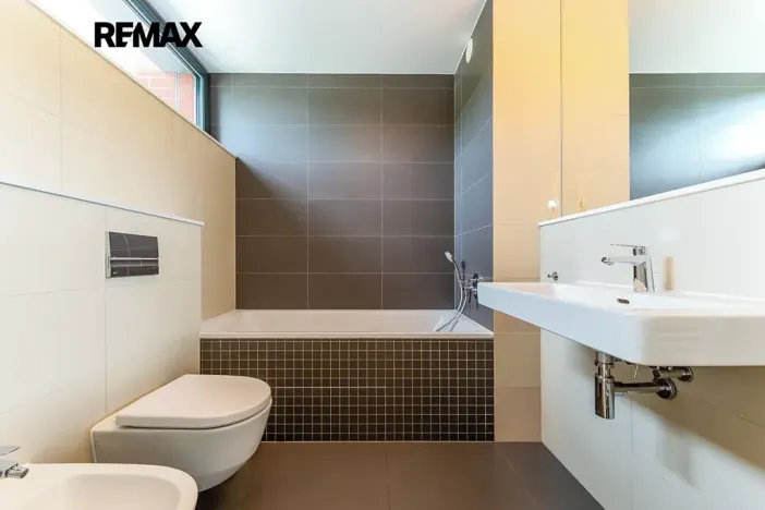 Pronájem rodinného domu, Praha - Dejvice, V Šáreckém údolí, 201 m2