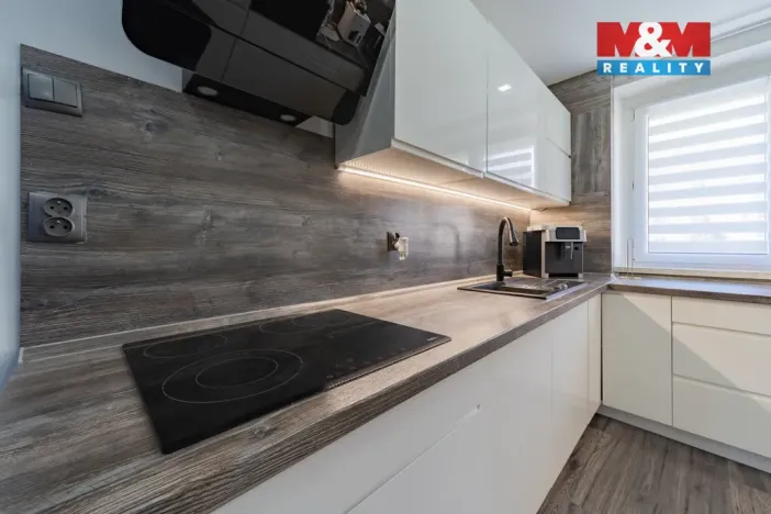 Prodej bytu 2+1, Ostrov, Šafaříkova, 55 m2