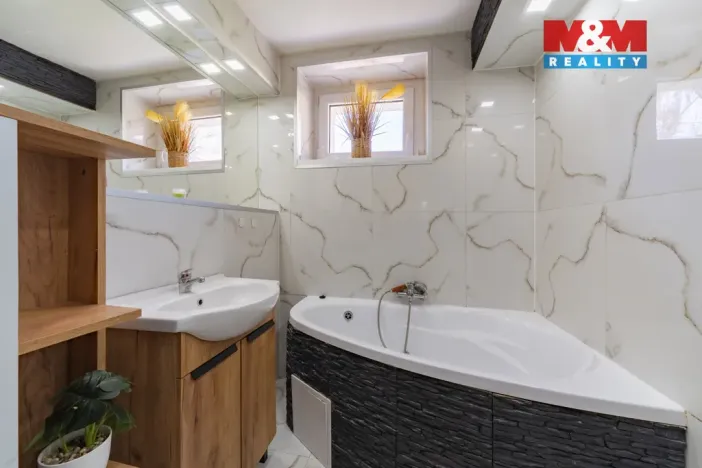 Prodej bytu 2+1, Ostrov, Šafaříkova, 55 m2