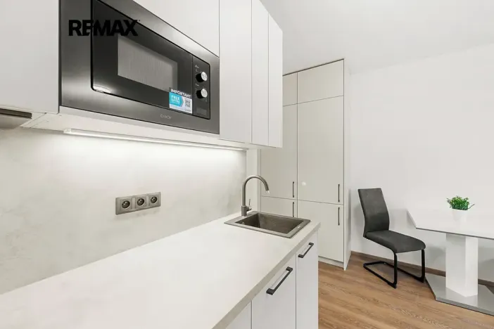 Pronájem bytu 1+kk, Praha - Hloubětín, Poděbradská, 33 m2