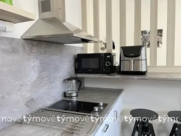 Pronájem bytu 1+kk, Pardubice, Na Okrouhlíku, 27 m2