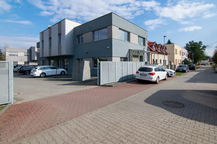 Pronájem kanceláře, Praha - Horní Počernice, Plkovská, 112 m2