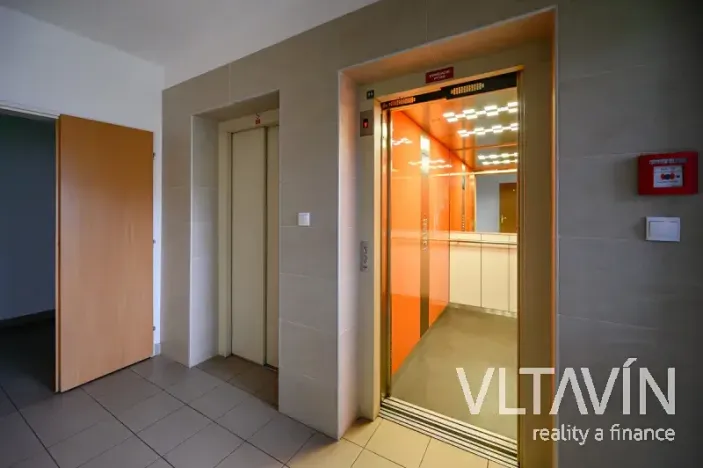 Pronájem bytu 1+kk, Praha - Troja, Hnězdenská, 39 m2