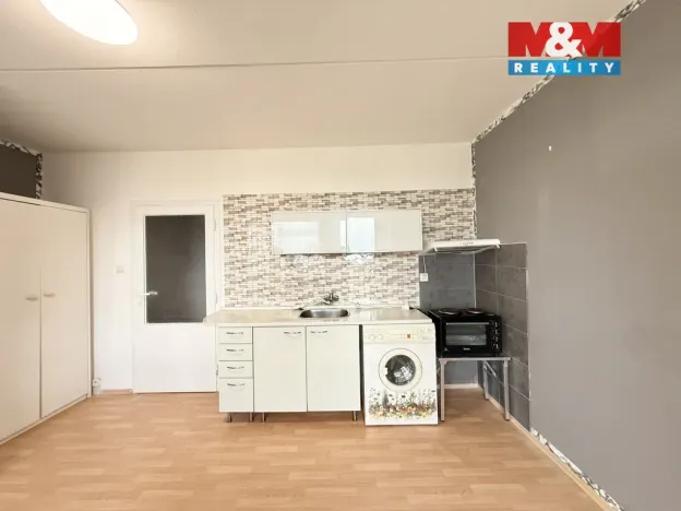 Pronájem bytu 1+kk, Praha - Troja, Lešenská, 26 m2
