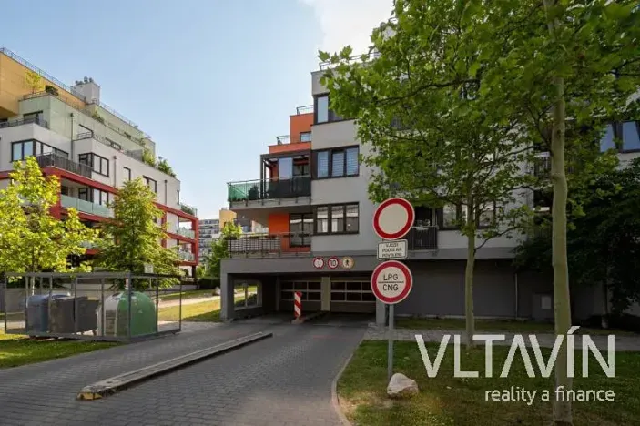 Pronájem garážového stání, Praha - Stodůlky, Laurinova, 18 m2