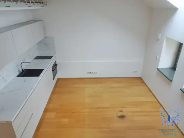 Pronájem bytu 1+kk, Praha - Vršovice, Bartoškova, 35 m2