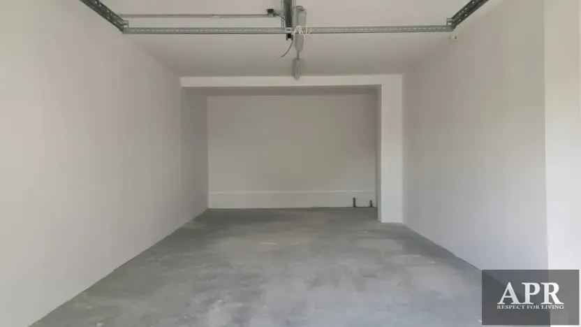 Pronájem garážového stání, Újezdec, 43 m2