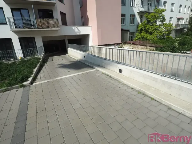 Pronájem garážového stání, Brno, Spolková, 13 m2