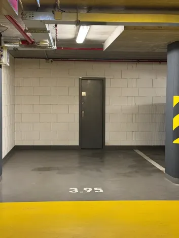 Pronájem garážového stání, Praha, Křižíkova, 16 m2