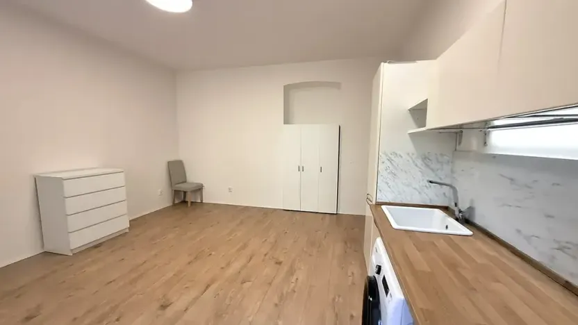 Pronájem bytu 1+kk, Praha - Vysočany, Vysočanské náměstí, 35 m2