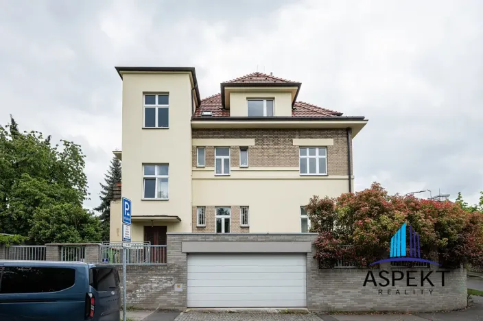 Pronájem bytu 1+1, Praha - Podolí, U podolského hřbitova, 30 m2