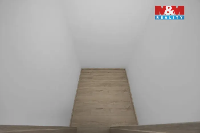 Pronájem bytu 2+1, Chvaletice, U Kulturního domu, 60 m2