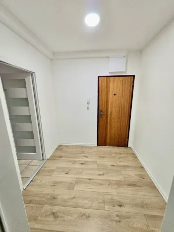 Pronájem bytu 3+1, Praha - Troja, Svídnická, 70 m2
