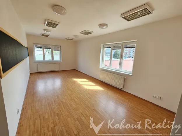 Pronájem kanceláře, Praha - Hloubětín, Nademlejnská, 136 m2