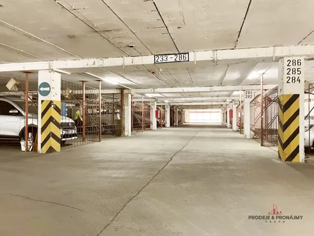 Pronájem garážového stání, Praha - Střížkov, Lovosická, 18 m2