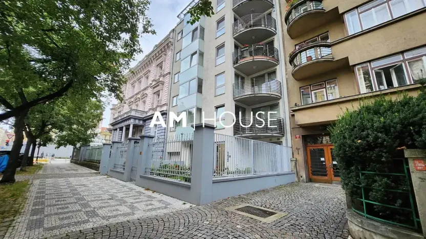 Pronájem garáže, Praha - Bubeneč, Ovenecká, 12 m2