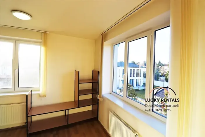 Pronájem bytu 1+kk, Průhonice, U Křížku, 20 m2