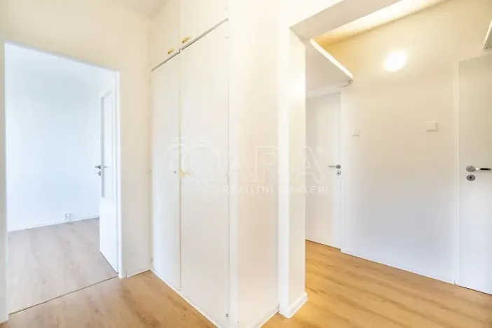 Pronájem bytu 3+1, Praha - Kobylisy, Famfulíkova, 67 m2