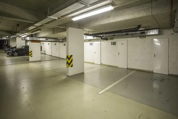 Pronájem garážového stání, Praha - Vinohrady, Italská, 12 m2