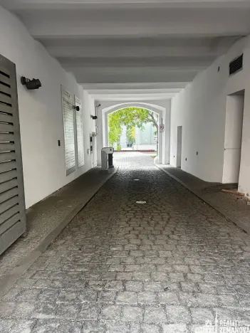 Pronájem garážového stání, Praha - Vinohrady, Korunní, 10 m2