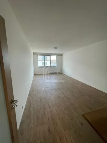 Pronájem bytu 1+kk, Praha - Vršovice, Pod soutratím, 37 m2