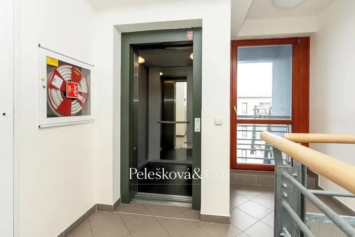 Pronájem bytu 2+kk, Praha - Vysočany, Jana Přibíka, 62 m2