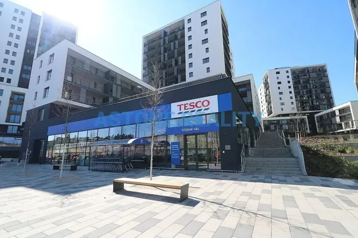 Pronájem bytu 1+kk, Praha - Modřany, Mezi vodami, 390 m2