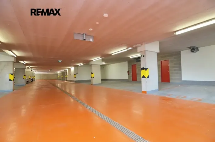Pronájem garážového stání, Praha - Hlubočepy, Miloše Havla, 16 m2