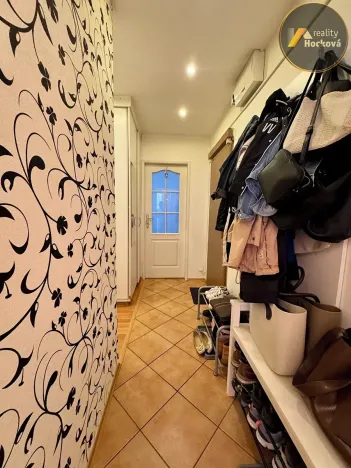 Prodej bytu 3+1, Praha - Prosek, Pískovcová, 67 m2