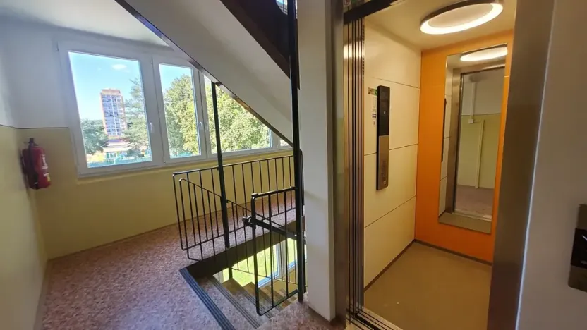 Prodej bytu 2+kk, Praha - Kobylisy, Třebenická, 39 m2