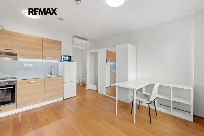 Pronájem bytu 1+kk, Praha - Vinohrady, Perucká, 27 m2