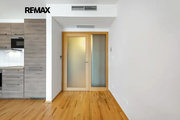 Pronájem bytu 1+kk, Praha - Žižkov, Ke kapslovně, 53 m2