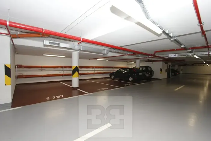 Pronájem garážového stání, Praha - Holešovice, Sanderova, 15 m2
