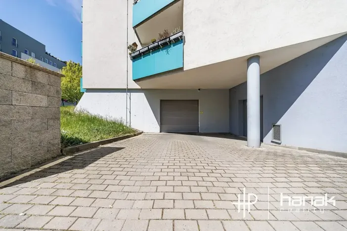 Pronájem garážového stání, Olomouc, gen. Píky, 13 m2