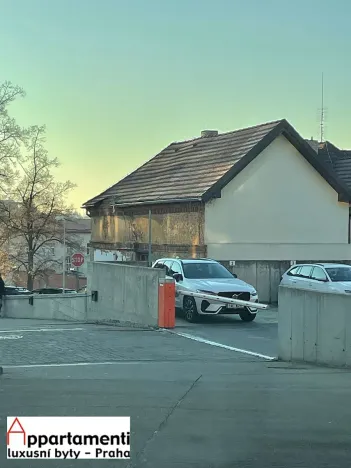 Pronájem garážového stání, Praha - Uhříněves, 12 m2
