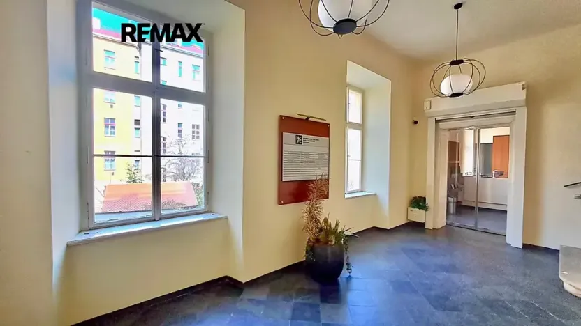 Pronájem kanceláře, Praha - Karlín, Sokolovská, 69 m2