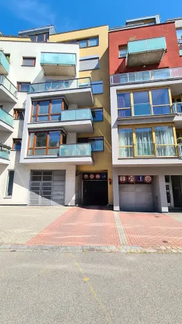 Pronájem garážového stání, Praha - Podolí, Nedvědovo náměstí, 20 m2