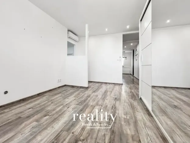 Prodej bytu 2+1, Hevlín, 48 m2