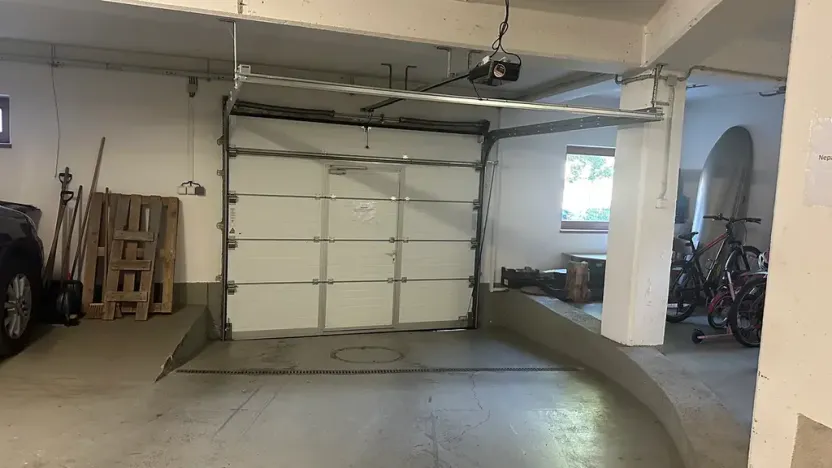 Pronájem garážového stání, Luhačovice, 13 m2