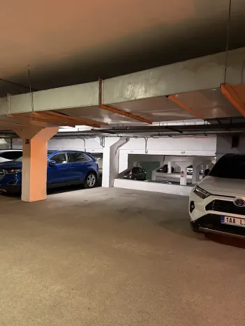 Pronájem garážového stání, Praha - Vršovice, Moskevská, 13 m2