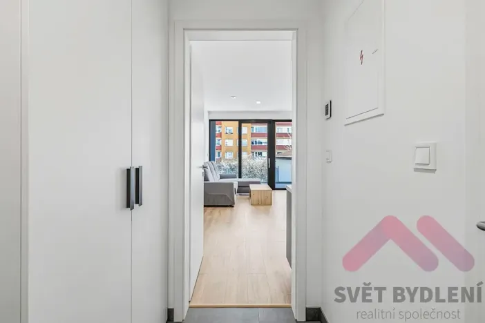 Pronájem bytu 1+kk, Praha - Modřany, Komořanská, 37 m2