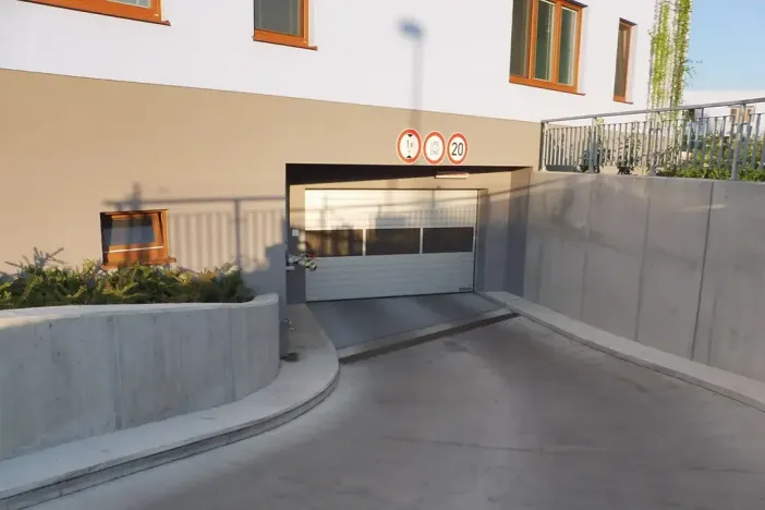 Pronájem garážového stání, Praha - Libeň, Březenská, 13 m2