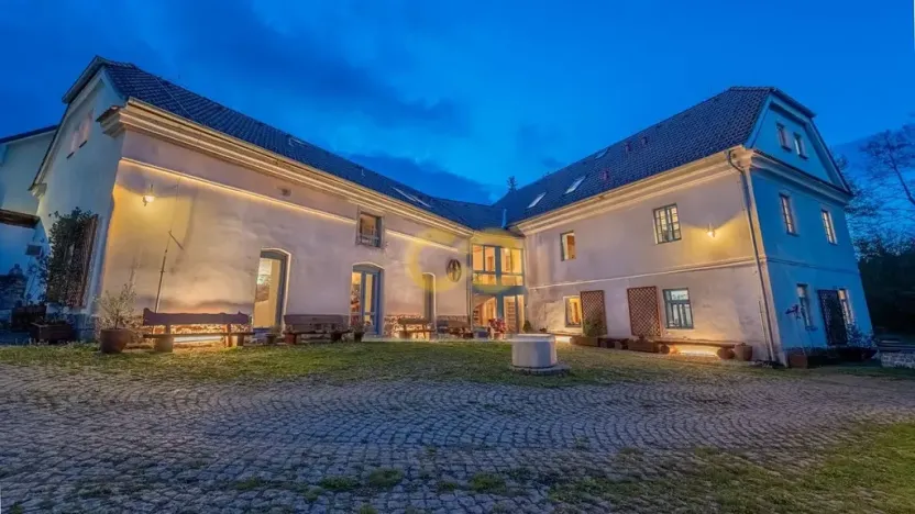 Prodej rodinného domu, Uzeničky, 590 m2